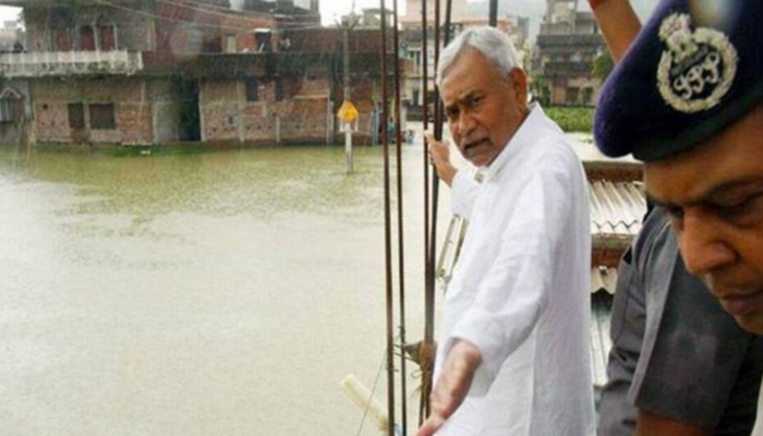 नीतीश कुमार ने बाढ़ के अंदेशों के मध्य पटना के घाटों का मुआइना किया