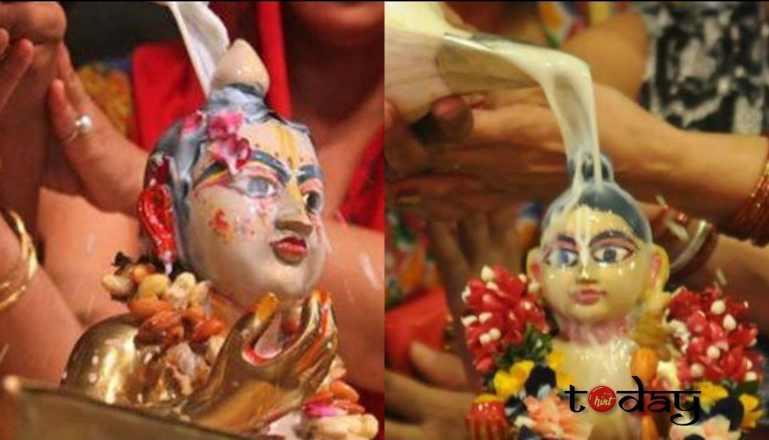 मायापुर के इस्कान मंदिर में जन्माष्टमी के अवसर पर भगवान कृष्ण के महाअभिषेक की तैयारी